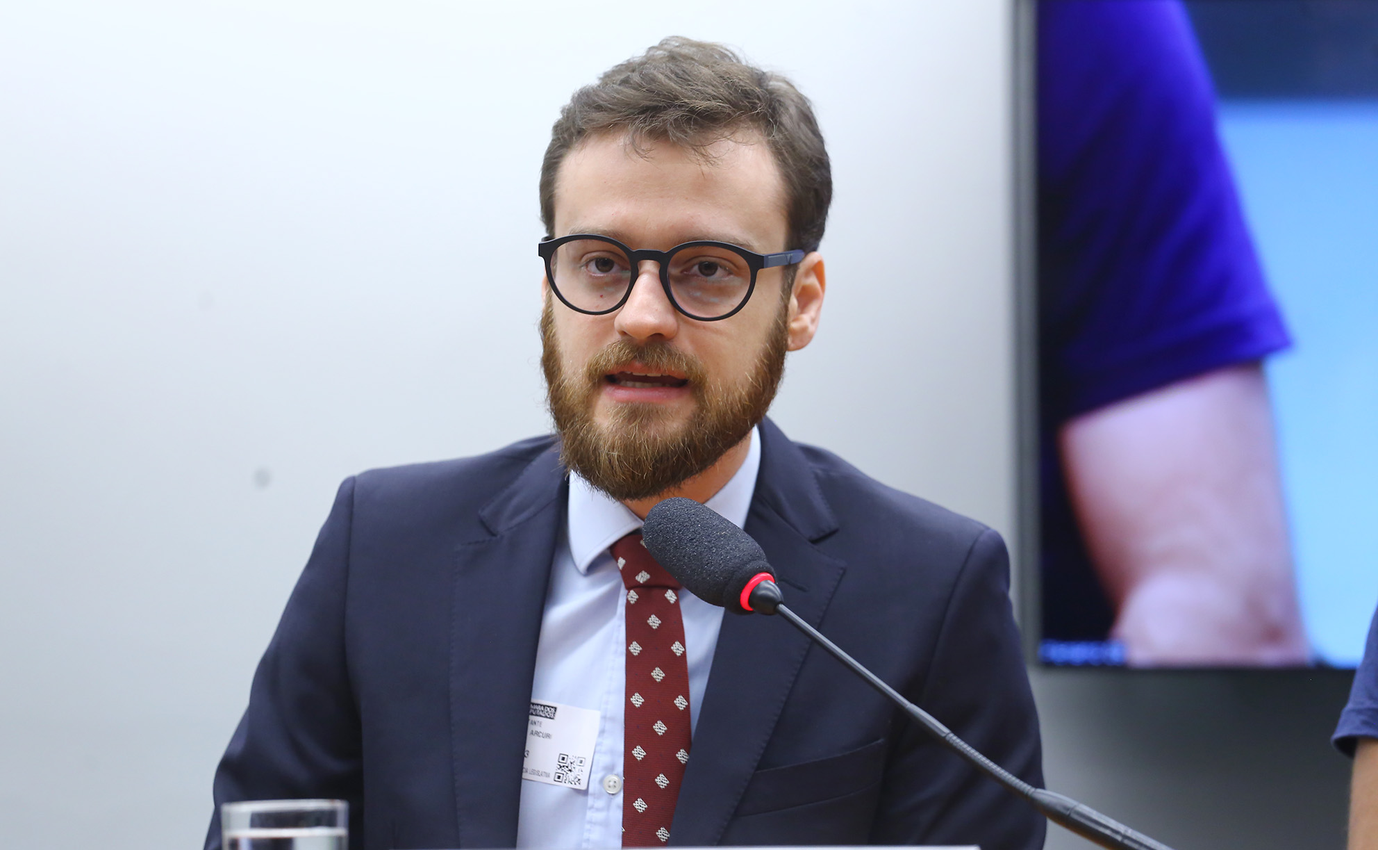 Rafael Arcuri fala ao microfone em audiência na Câmara dos Deputados