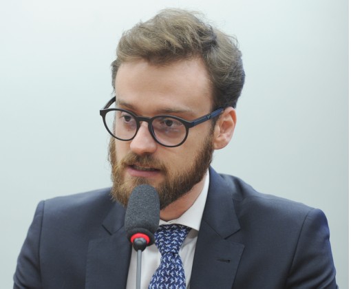 Rafael Arcuri fala ao microfone em audiência na Câmara dos Deputados