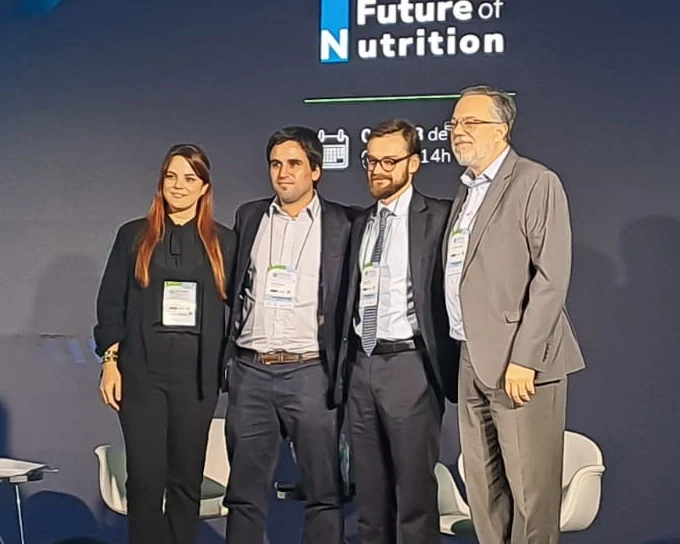 Quatro pessoas no palco do Summit Future of Nutrition, na FiSA; Rafael Arcuri é o terceiro, da esquerda para a direita