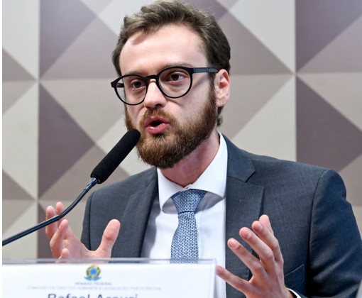 Rafael Arcuri fala ao microfone em audiência no Senado Federal